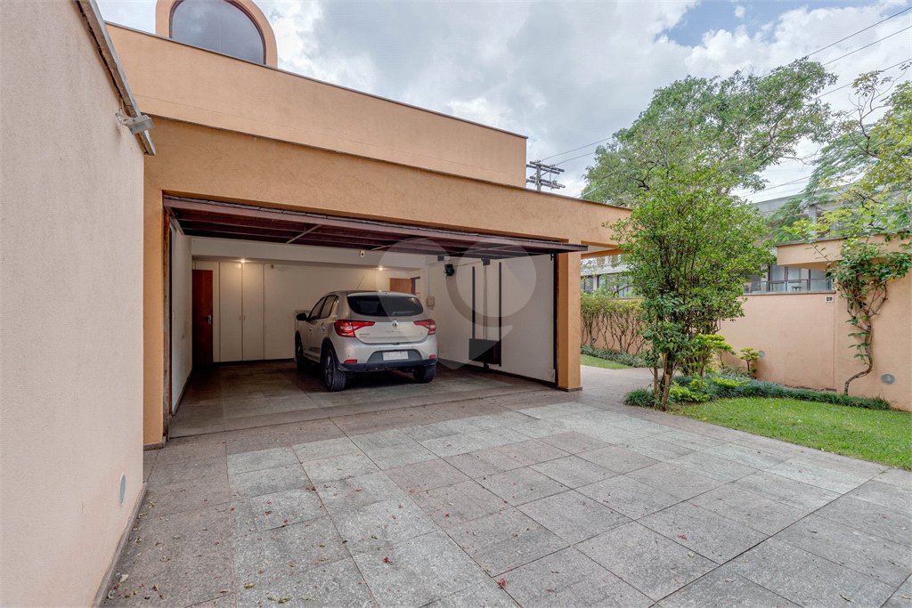 Casa à venda com 5 quartos, sendo 4 suítes, em Alto da Boa Vista, São Paulo, SP