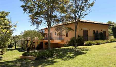 Casa à venda com 4 suítes no condomínio Vale da Santa Fé, Vinhedo - SP