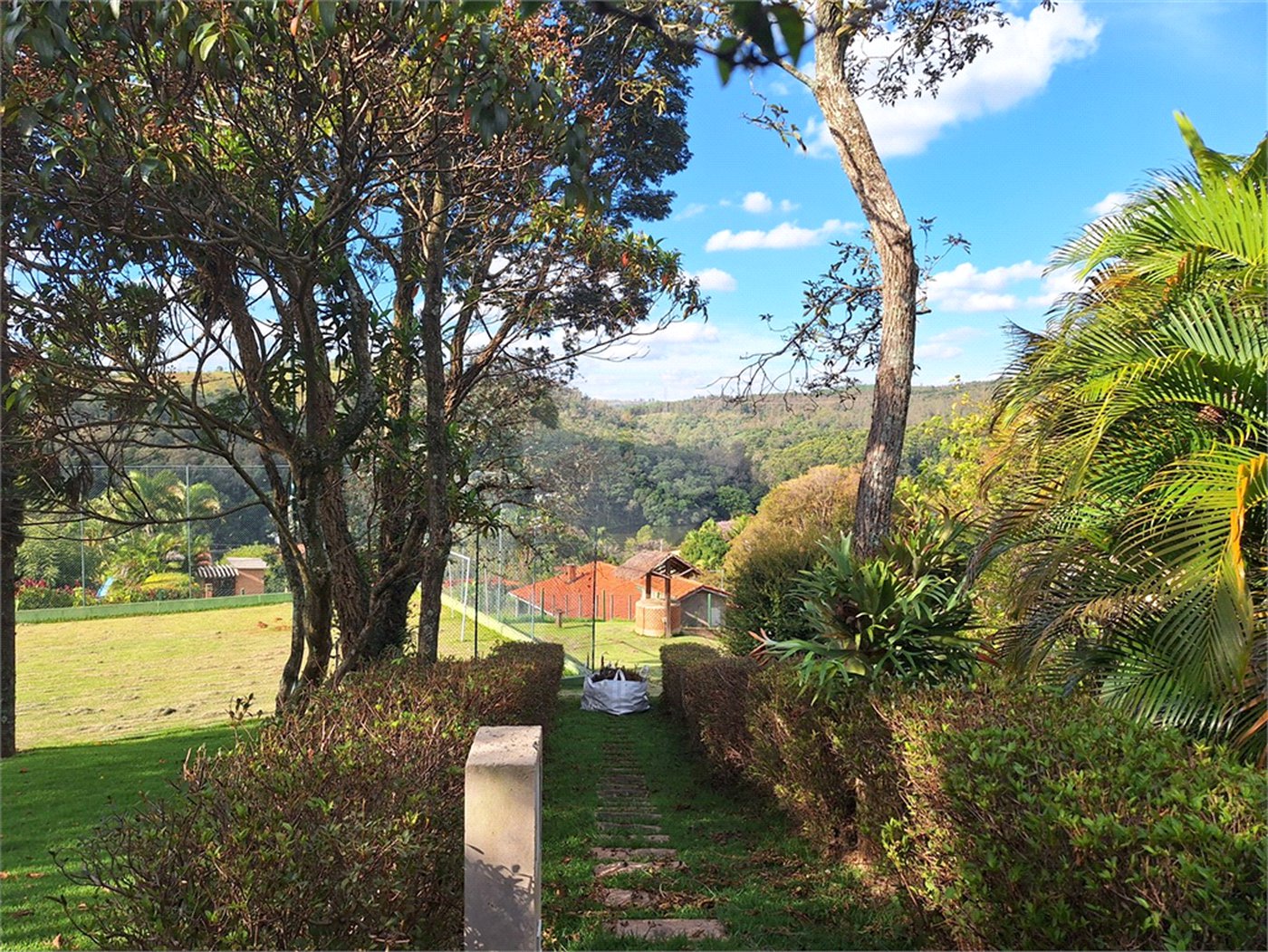 Casa à venda com 3 suítes no condomínio Chácaras do Lago, Vinhedo - SP