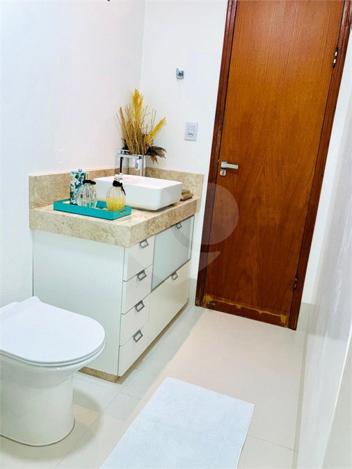 Casa à venda com 3 quartos, sendo 1 suíte, no condomínio Residencial Macaúba, Rondonópolis - MT