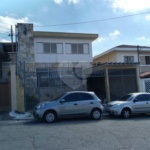 Casa com 4 dormitórios e 4 vagas.