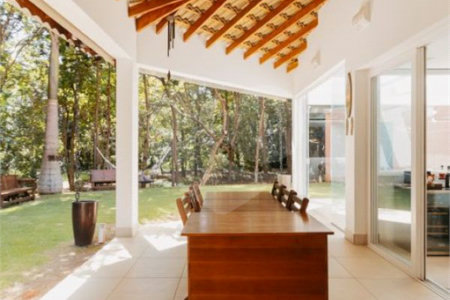 Casa à venda com 5 quartos, sendo 4 suítes, no condomínio Figueira Garden, Atibaia - SP