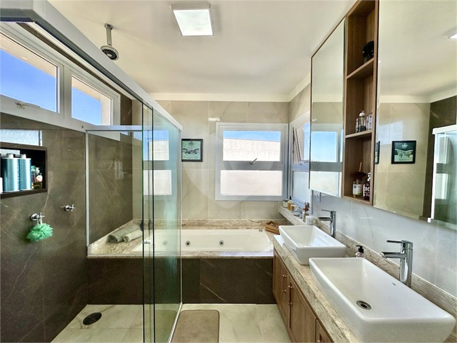 Casa à venda com 3 suítes no condomínio Golf Village, Carapicuíba - SP