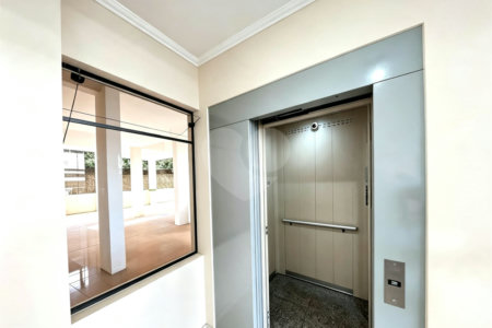 Apartamento á venda no centro com dois dormitórios e sacada.