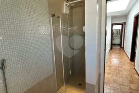 Sobrado na Região de Mirandópolis à 5 Minutos do Metrô Praça da Árvore com 3 Dormitórios sendo 3 Suítes e 2 Vagas de Garagem