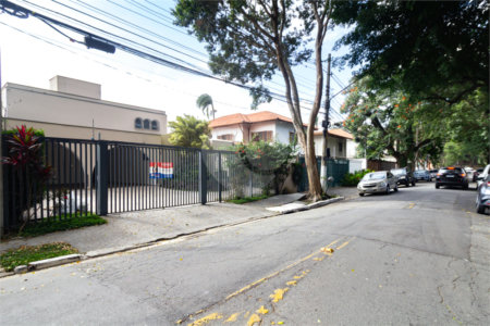 Sobrado à venda com 4 quartos, sendo 2 suítes, em Alto de Pinheiros, São Paulo, SP