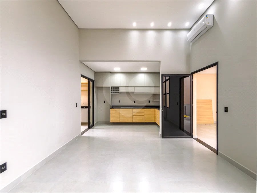 Indaiatuba - Jardim Bom sucesso - Área total: 150m² - Área construída: 115m² - 3 dormitórios sendo 1 suíte com armário planejado;Sala para dois ambientes; Banheiros com box gabinetes e espelhos; Área gourmet com churrasqueira a carvão e móveis planejados; Lavanderia coberta; Ar condicionado na sala