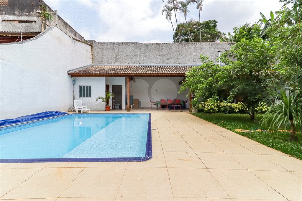 Sobrado à venda com 4 quartos, sendo 2 suítes,  em Interlagos, São Paulo, SP