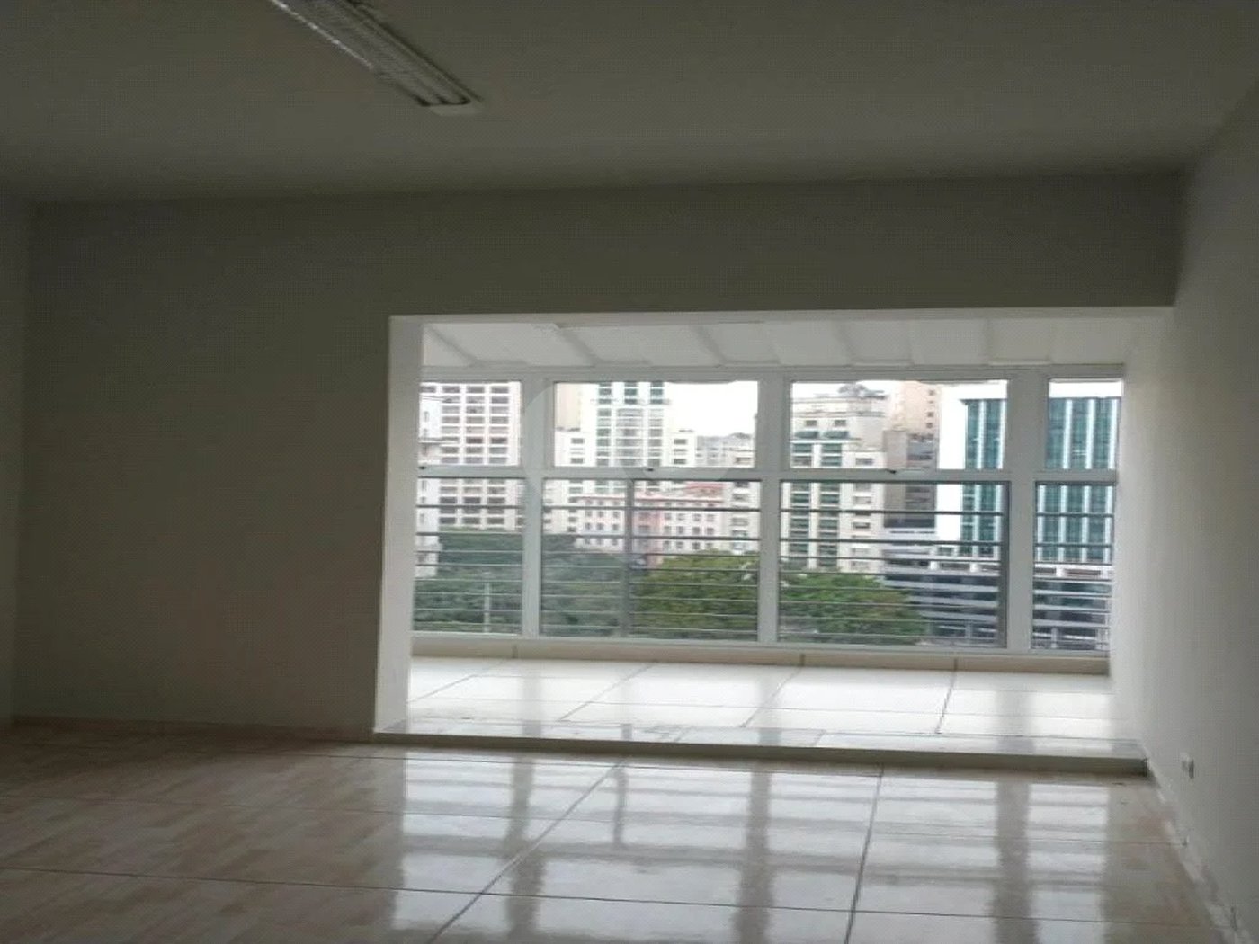 Ótima sala para escritório com 37 m², possui 2 ambientes.