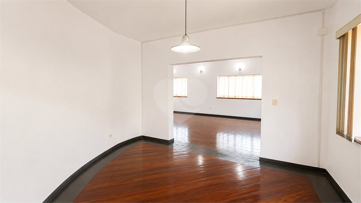 Sobrado à venda com 4 quartos, sendo 2 suítes, em Vila Pires, Santo André, SP