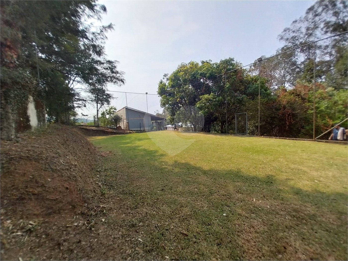 Chácara à venda ou para alugar com 3 quartos, sendo 1 suíte, em Chácaras Polozzi, Louveira, SP