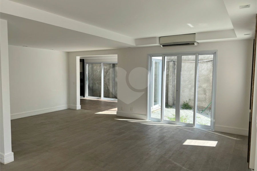 Casa à venda com 4 quartos, sendo 2 suítes, no condomínio Residencial Floresta, São Paulo - SP