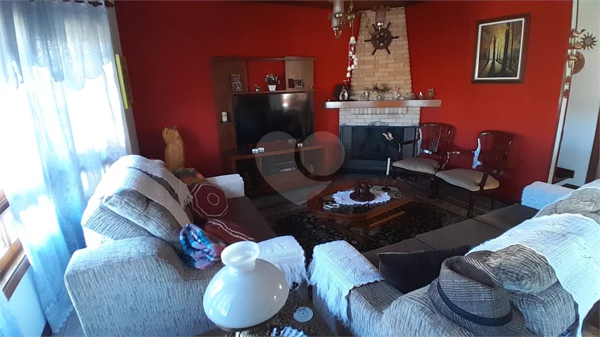 Sobrado à venda com 3 quartos, sendo 1 suíte, em Vila Isabela, Campos do Jordão, SP