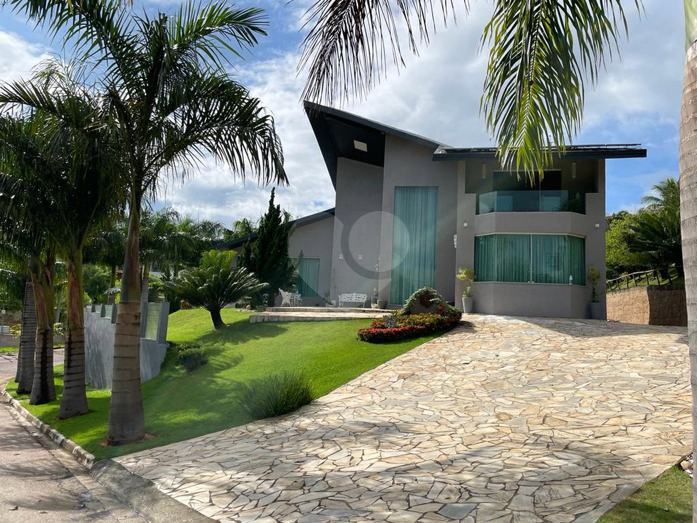 Casa à venda com 4 quartos, sendo 3 suítes, no condomínio Vila Hípica I, Vinhedo - SP