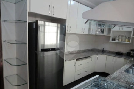 Sobrado à venda com 3 quartos, sendo 1 suíte, em Jardim São Luís, São Paulo, SP