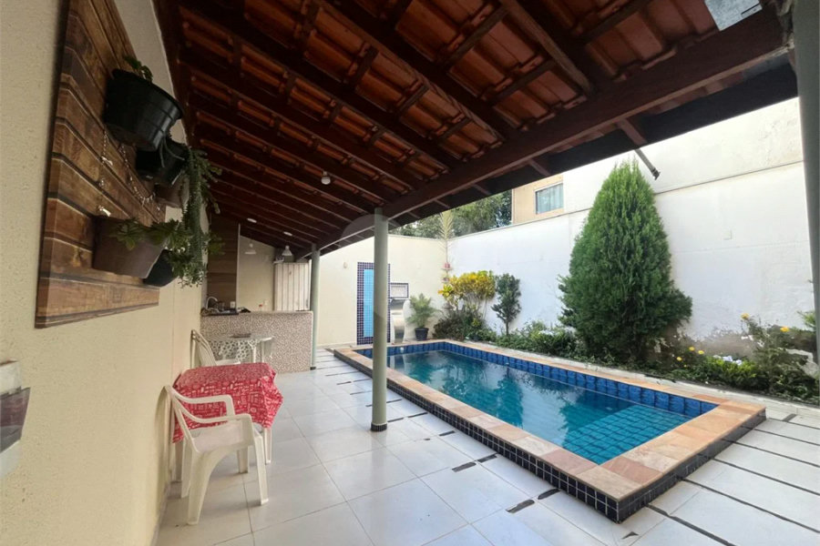 Casa ampla no bairro Terra Rica com 3 pavimentos e excelente estrutura.