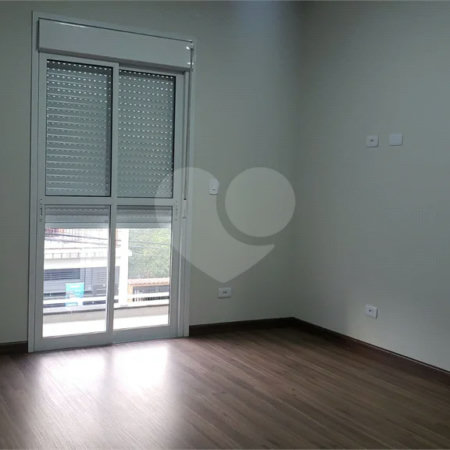 Sobrado novo com 3 suítes, 4 vagas, espaço gourmet com churrasqueira, jardim de inverno e acabamento premium. Conforto, modernidade e sofisticação.