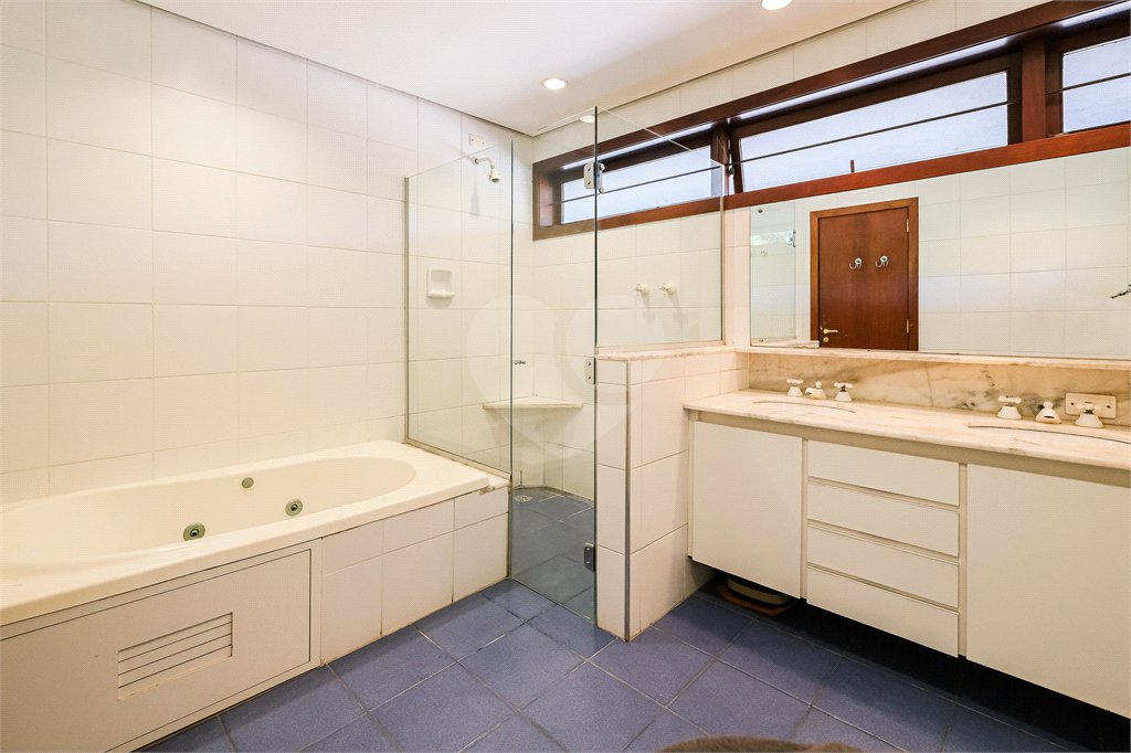 Casa à venda com 4 quartos, sendo 2 suítes, em Jardim Cordeiro, São Paulo, SP