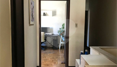 Casa à venda com 4 quartos, sendo 1 suíte,  em Vila Olímpia, São Paulo, SP