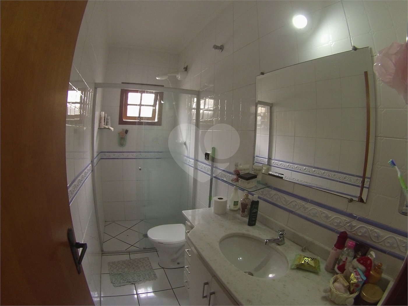 Sobrado com 4 quartos sendo 2 suítes.