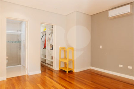 Casa à venda com 5 quartos, sendo 4 suítes, no condomínio Figueira Garden, Atibaia - SP