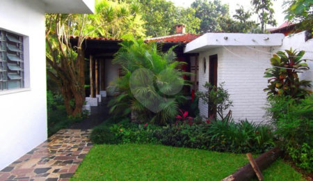 Casa Térrea à venda com 4 quartos, sendo 2 suítes,  em Interlagos, São Paulo, SP