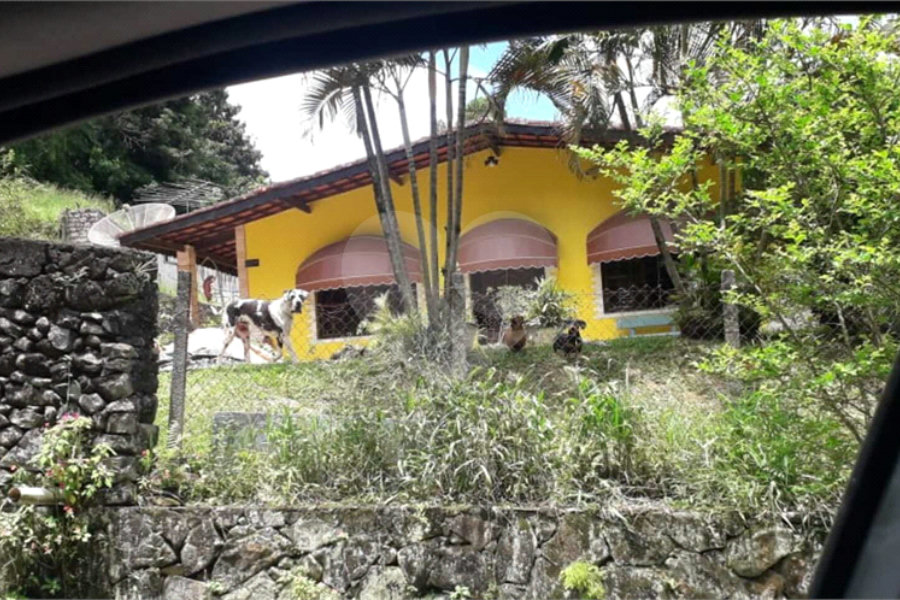 Casa à venda com 4 quartos, sendo 2 suítes, no condomínio Gleba II, Mairiporã - SP