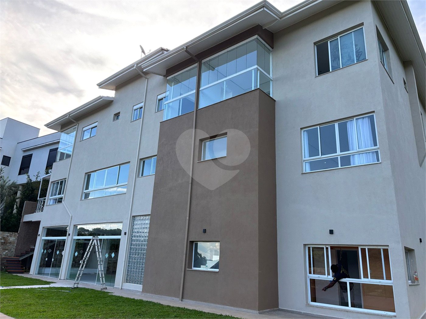 Casa à venda ou para alugar com 5 suítes no condomínio Quebec Villie, São Roque - SP