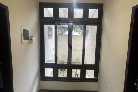 Casa à venda com 5 quartos, sendo 3 suítes, no condomínio Recanto das Palmeiras, Rio de Janeiro - RJ