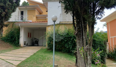 Casa à venda com 3 quartos, sendo 1 suíte,  no condomínio Bosque dos Pinheiros, Poços de Caldas - MG
