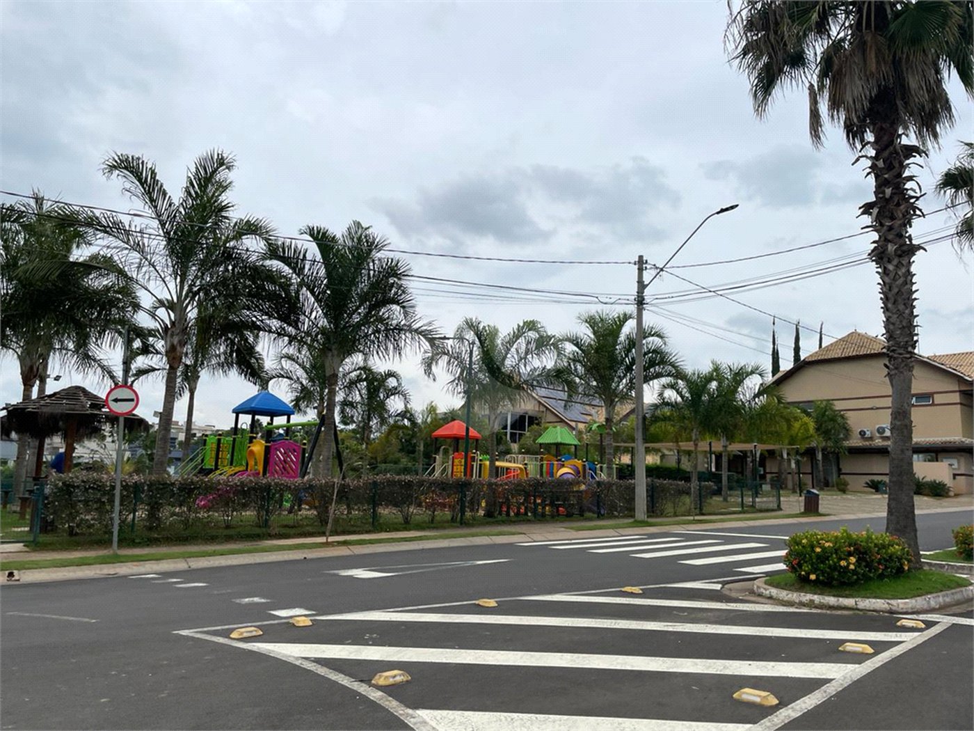 Casa à venda com 4 suítes no condomínio Basel, Campinas - SP