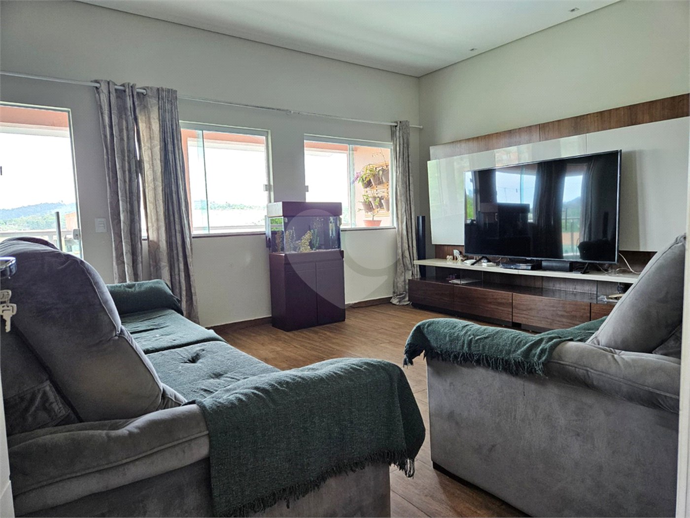 Casa à venda com 4 quartos, sendo 1 suíte,  no condomínio Jardim Shangri-lá, Atibaia - SP