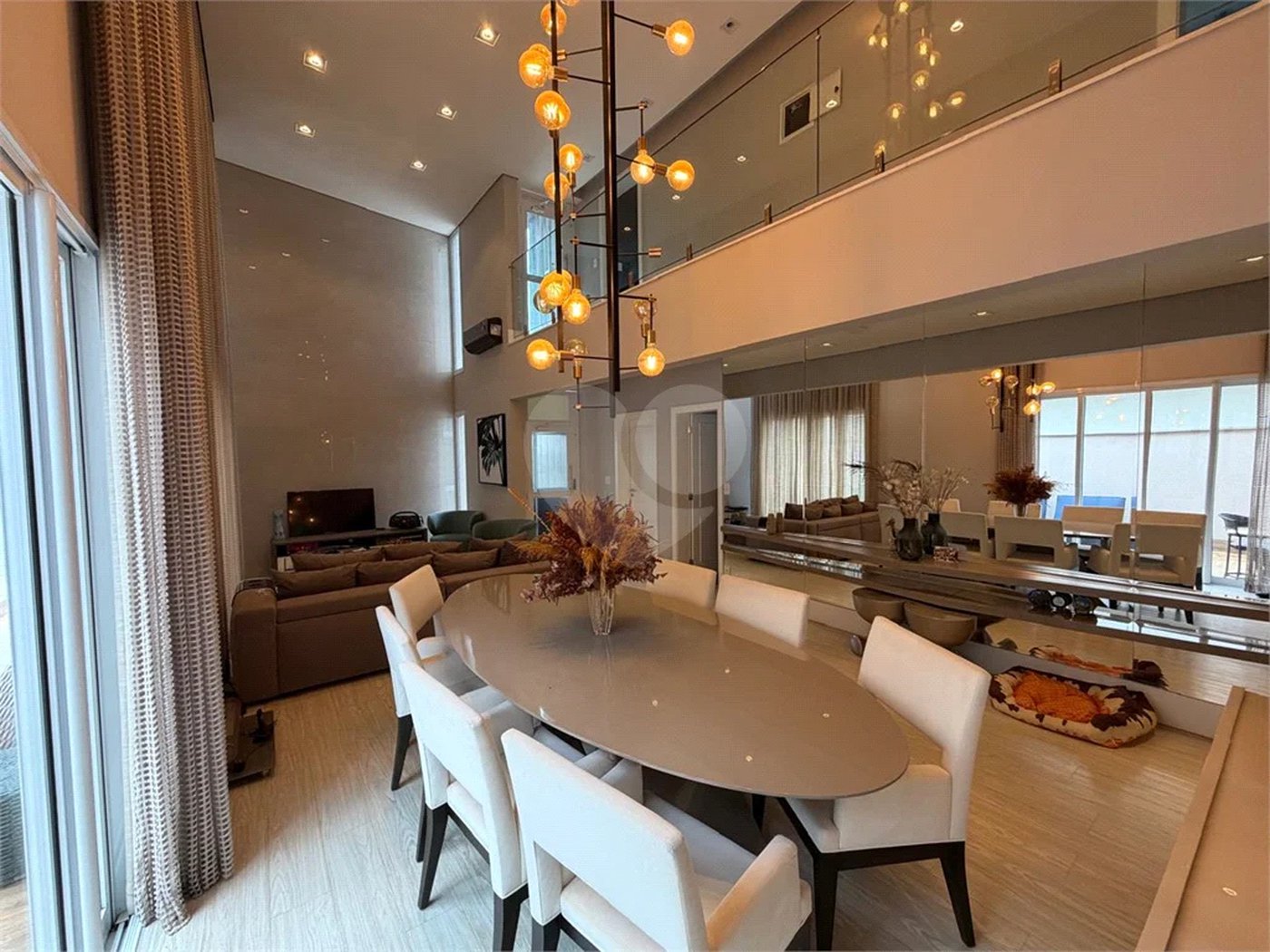 Casa de alto padrão em condomínio exclusivo com 4 suítes
