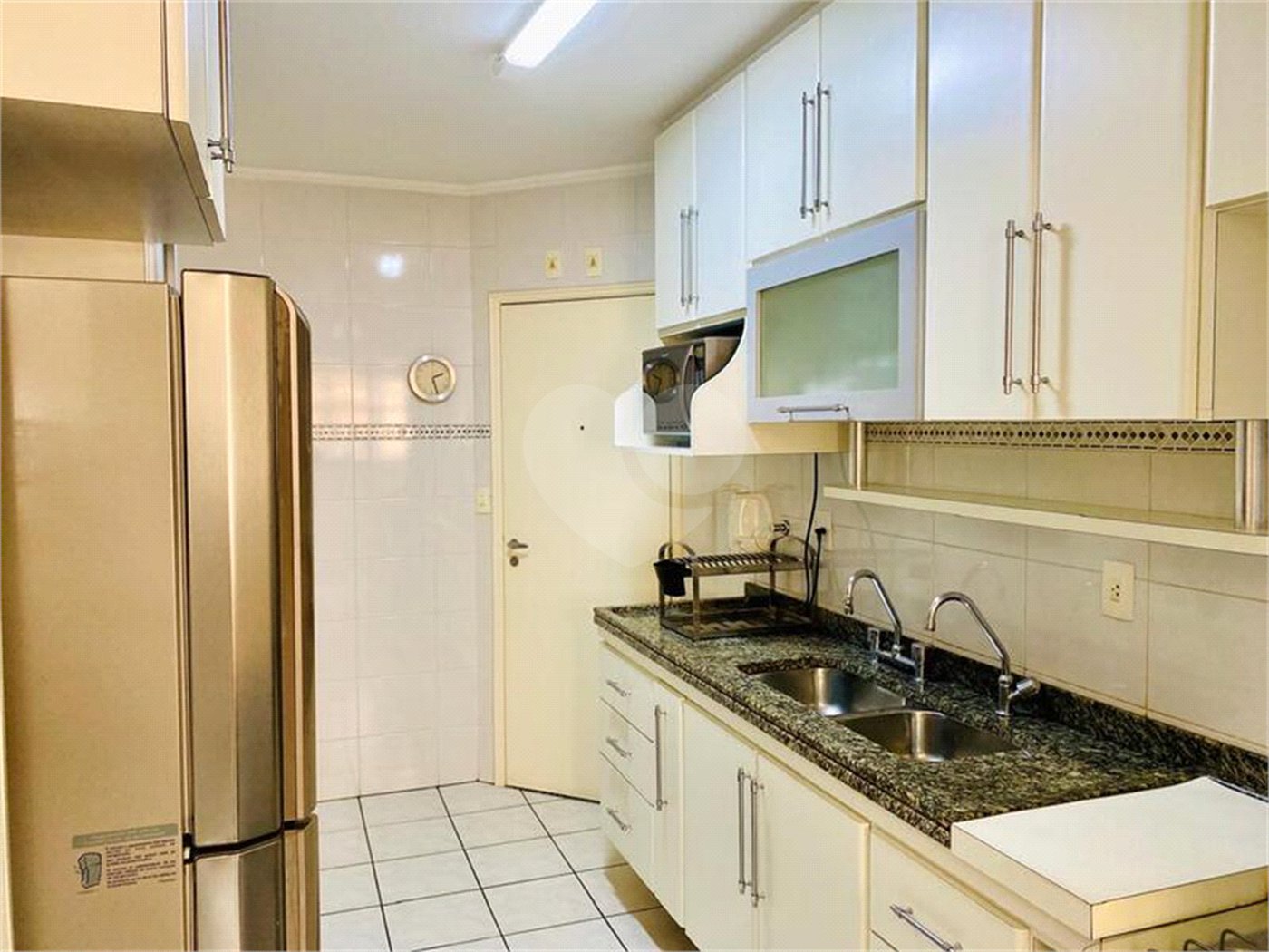 Apartamento de 03 dormitórios sendo 1 suíte e 02 vagas de garagem.