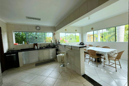 Casa à venda com 4 quartos, sendo 3 suítes, no condomínio Village da Serra, Araçoiaba da Serra - SP