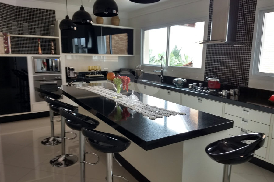 Casa Térrea à venda ou para alugar com 4 suítes em Horto, São Paulo, SP