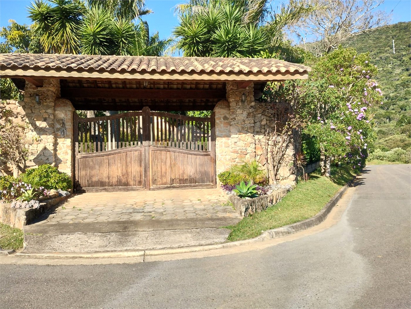 Chácara à venda com 4 quartos, sendo 1 suíte, em Bairro dos Pires, Extrema, MG