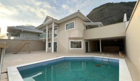 Casa à venda com 4 quartos, sendo 2 suítes, no condomínio Pedra Mar, Rio de Janeiro - RJ