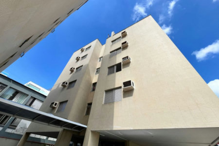 Apartamento 2 dormitórios com vaga de garagem lado praia na Enseada Guarujá