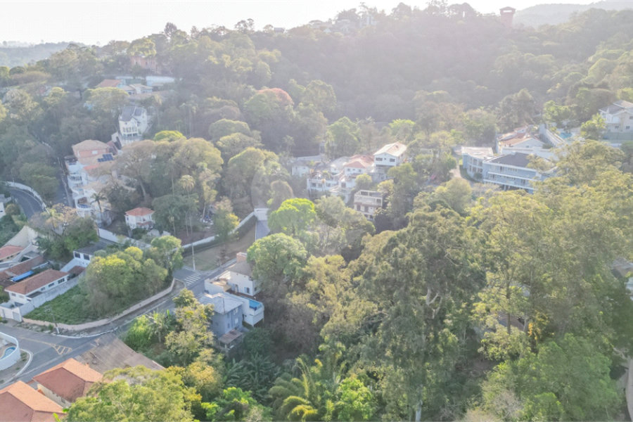 Casa à venda ou para alugar com 4 quartos, sendo 3 suítes,  no condomínio Da Serra, São Paulo - SP