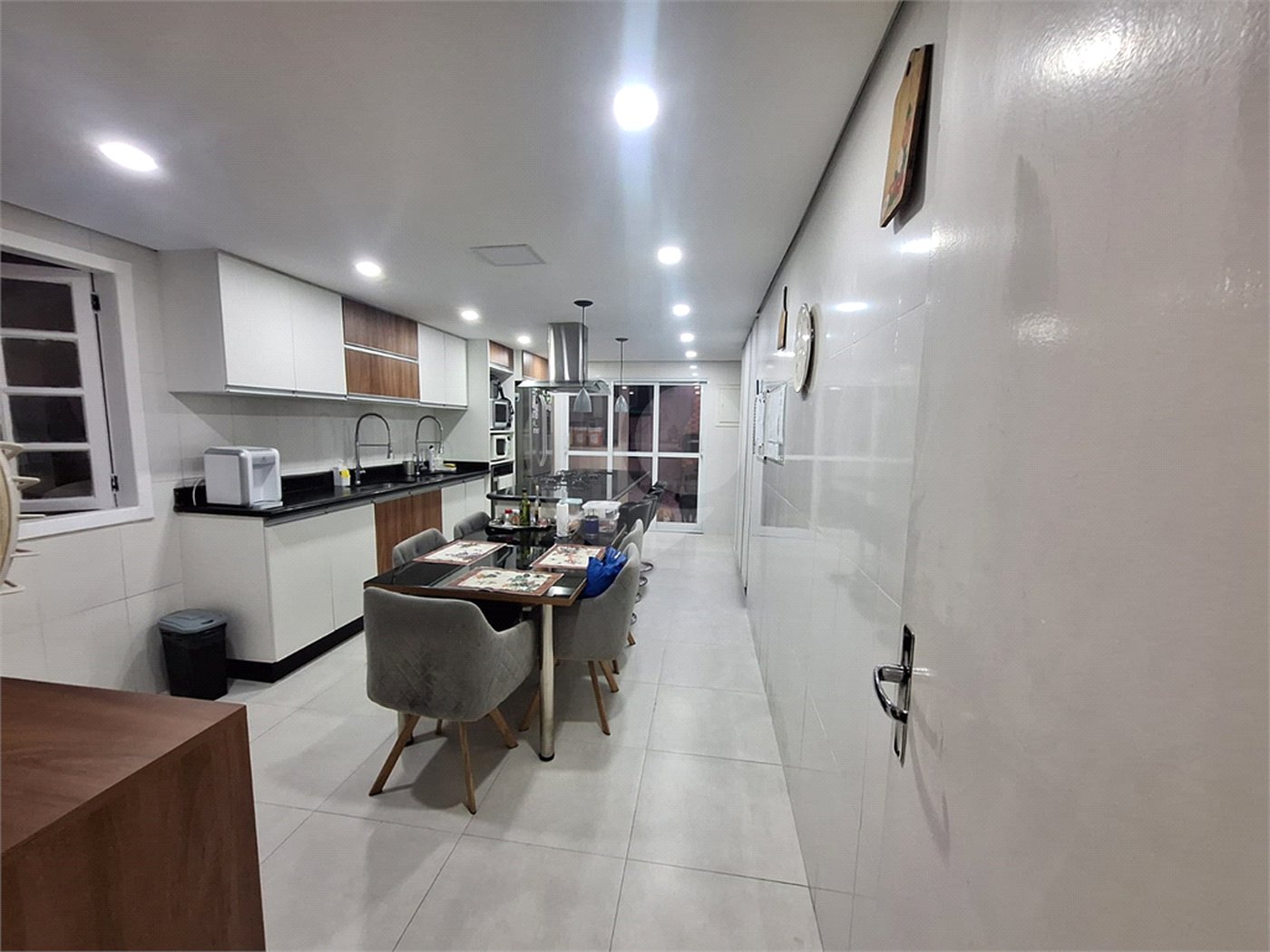Casa à venda com 5 quartos, sendo 3 suítes,  no condomínio Vila Panamericana, São Paulo - SP