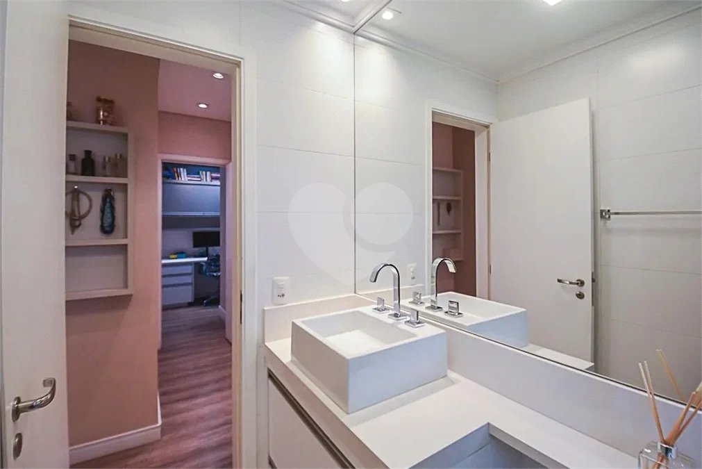 Espaço, conforto e uma localização privilegiada fazem deste apartamento mobiliado no Baeta Neves, em São Bernardo do Campo, uma excelente opção para seu novo lar. Com 118 m², três dormitórios e quatro banheiros, o imóvel oferece ambientes amplos para acomodar a família e receber amigos com comodidad