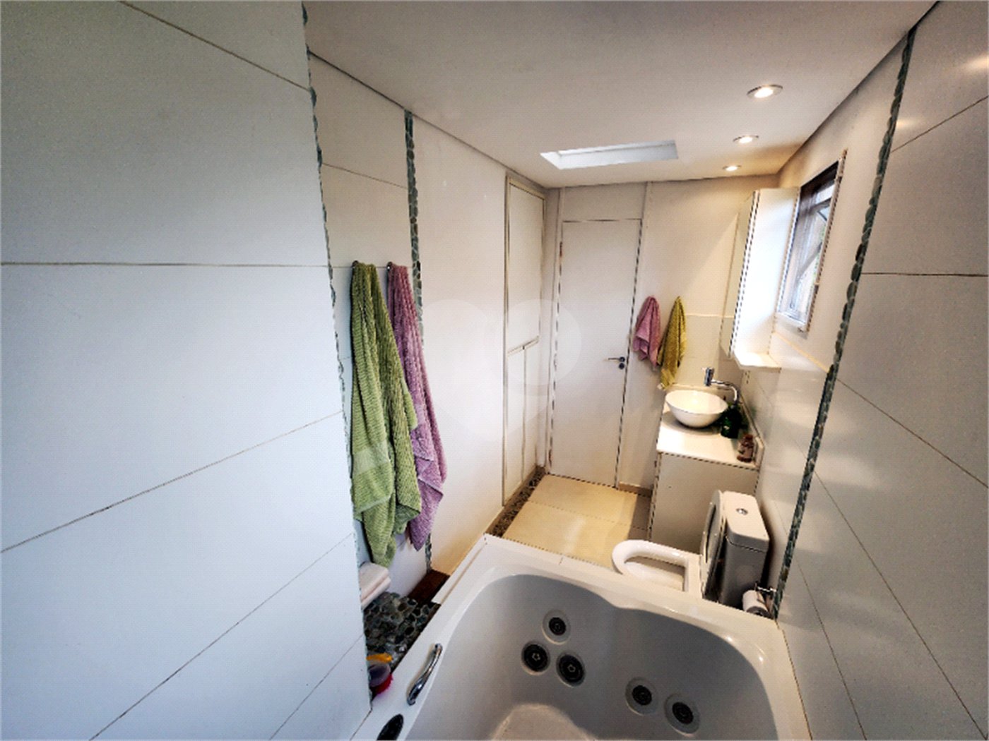 Casa à venda com 4 quartos, sendo 2 suítes,  no condomínio Vila Nova de Gaia, São Paulo - SP