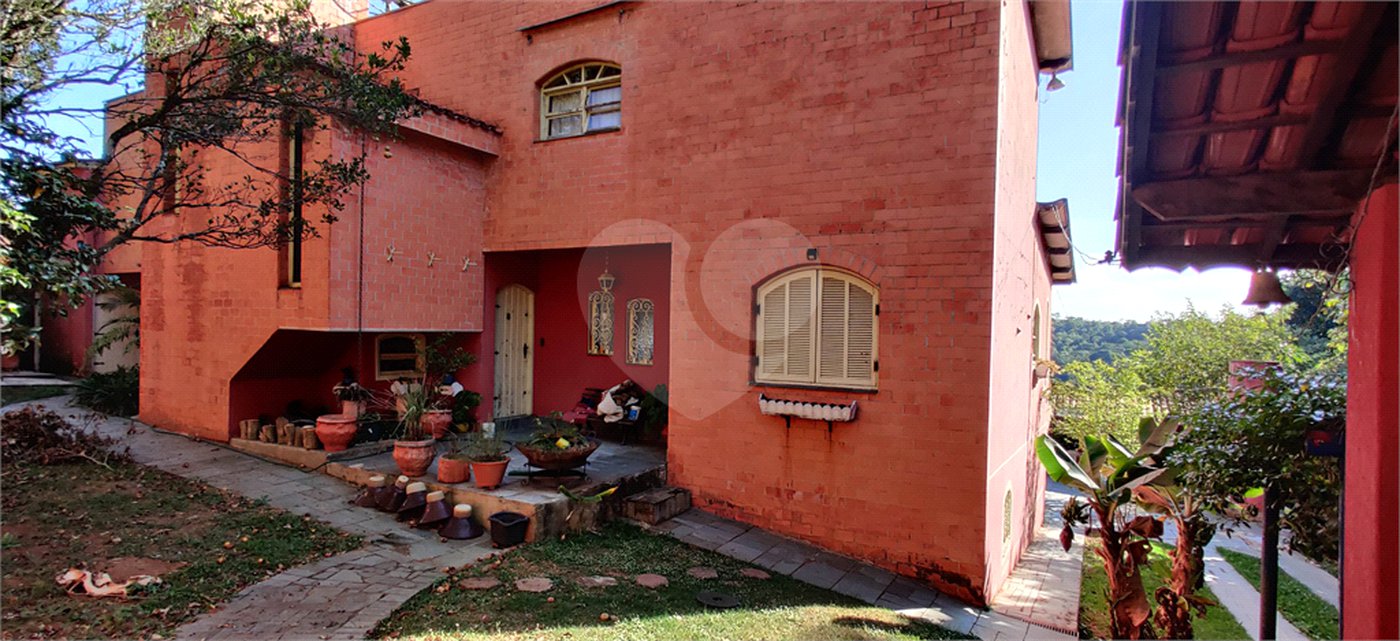 Casa à venda com 4 quartos, sendo 1 suíte, no condomínio Chacarás Bela Vista, Mairiporã - SP