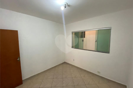Casa térrea com salão comercial para venda no Santa Felícia.