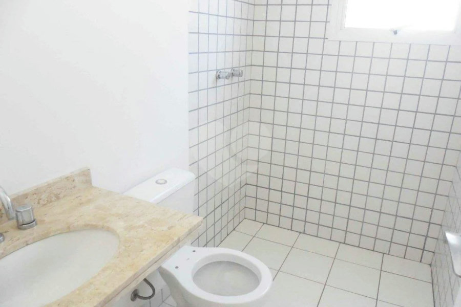 Casa à venda com 4 quartos, sendo 2 suítes, no condomínio Bristol Village, São Paulo - SP