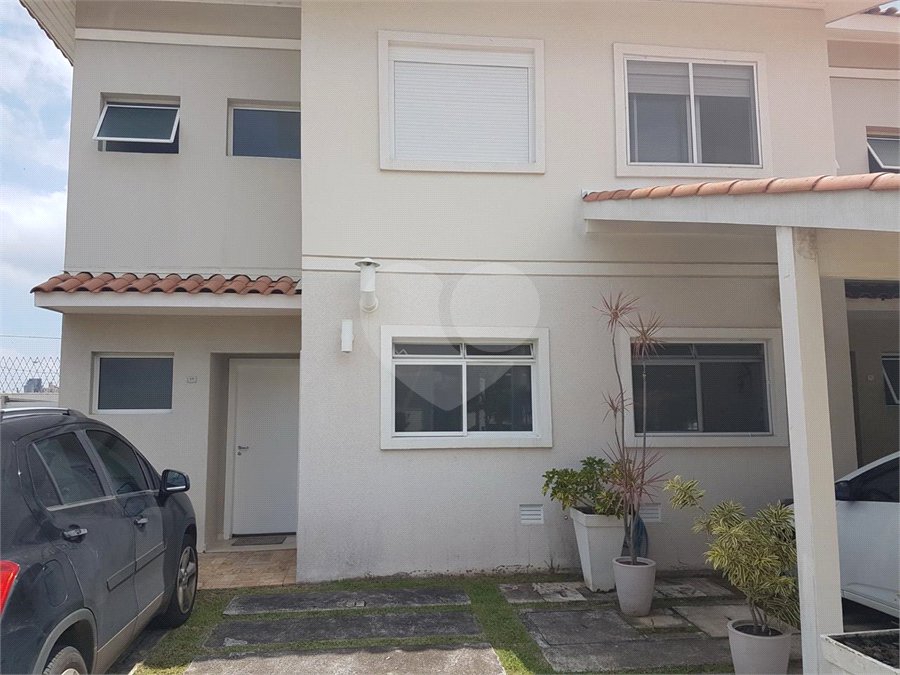 Casa à venda com 3 quartos, sendo 1 suíte, no condomínio Villa das Flores, Mogi das Cruzes - SP