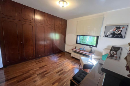 Casa à venda com 5 quartos, sendo 4 suítes, em Parque Maria Helena, São Paulo, SP