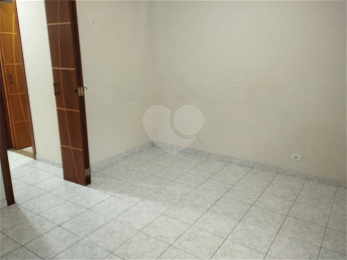 Casa à venda com 3 quartos, sendo 1 suíte, no condomínio Residencial Jardim das Palmas, São Paulo - SP