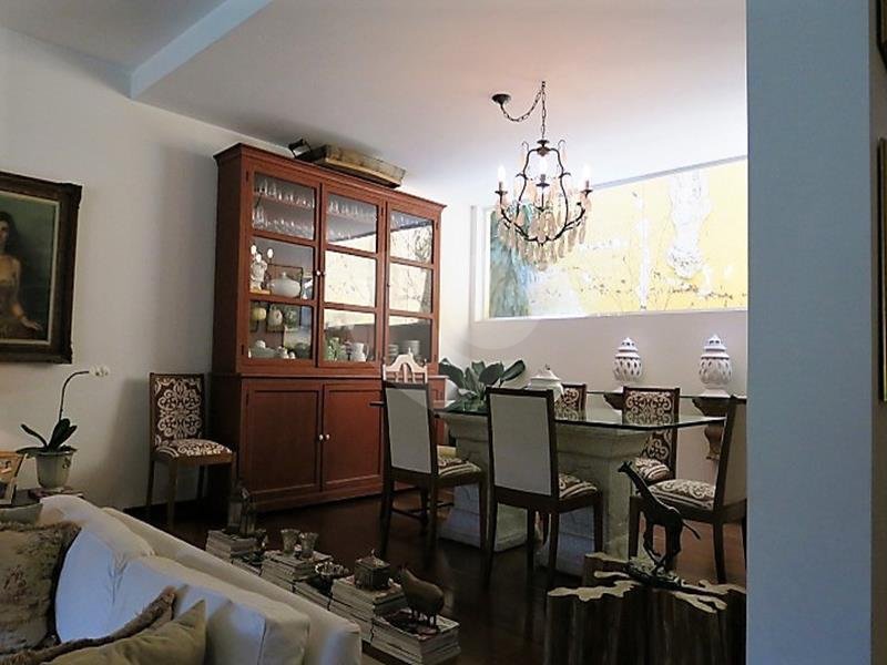 Casa à venda com 4 quartos, sendo 2 suítes, em Jardim Morumbi, São Paulo, SP